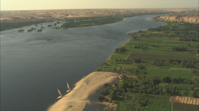 尼罗河为埃及尼罗河三角洲的农田供水。视频下载