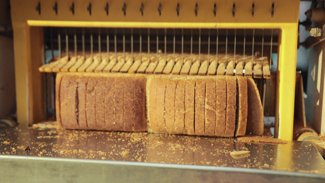 电动切片机是自动将面包切成薄片。视频下载