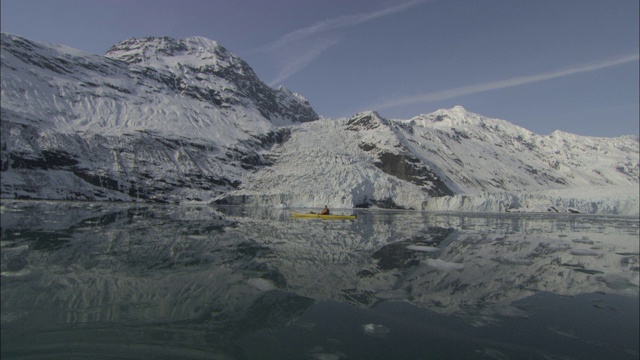 一名皮划艇手划着桨穿过威廉王子湾冰冷的海水。视频下载