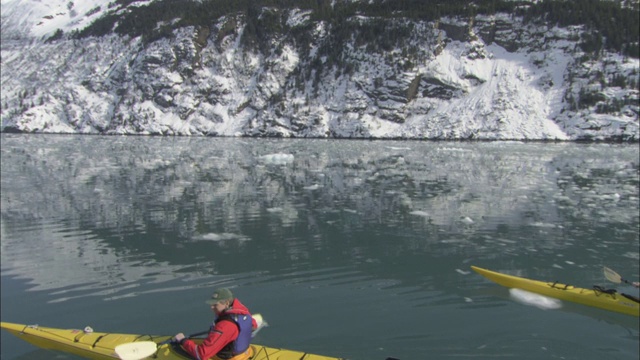 皮划艇在威廉王子湾冰冷的水面上划行。视频下载