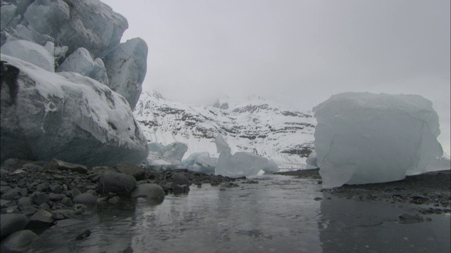 水从威廉王子湾的冰山上缓缓流过。视频下载