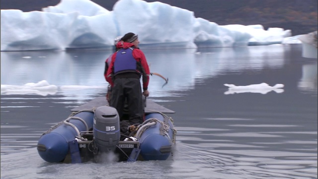 冰上攀登者在船上指挥领航员。视频素材