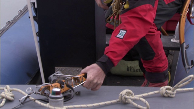 冰上攀爬者在船上准备装备。视频下载