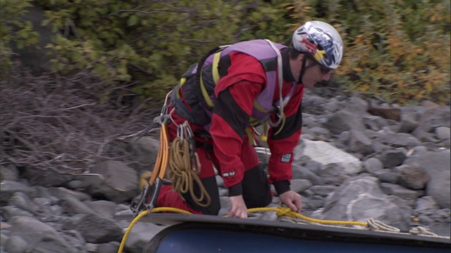 一个冰上攀登者把船投进冰川湖中。视频下载