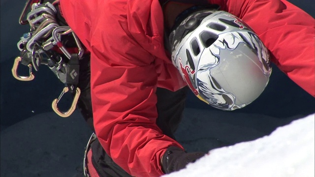 冰上攀登者用冰斧在冰面上攀爬。视频素材