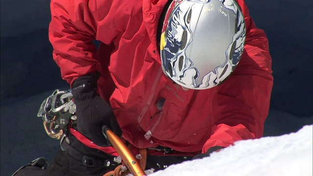 冰上攀登者用安全线钩住冰面。视频素材