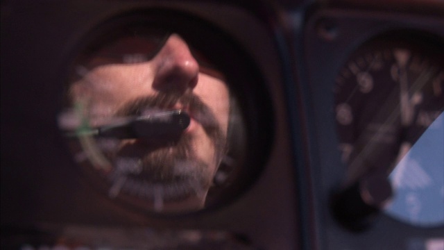 一个直升机飞行员的脸映出在仪表盘上。视频下载