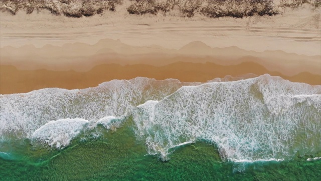 无人机的一个海滩，沙洲，冲浪和海浪打破。——慢动作视频素材