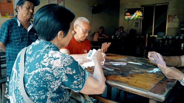 中国四川，老年人在玩传统的中国卡片。视频下载