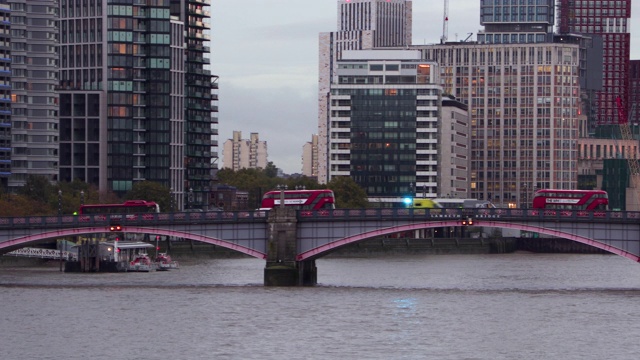 交通经过泰晤士河上的一座桥视频下载