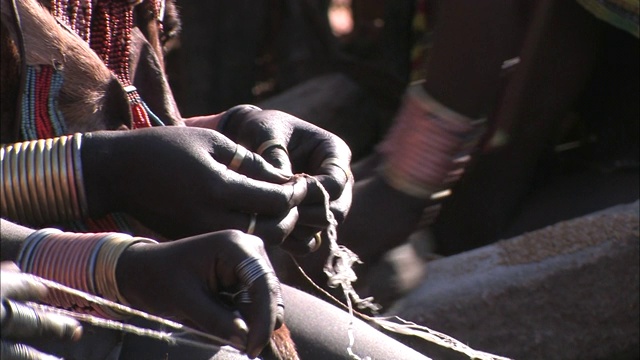 当地妇女磨食物，编绳。视频素材