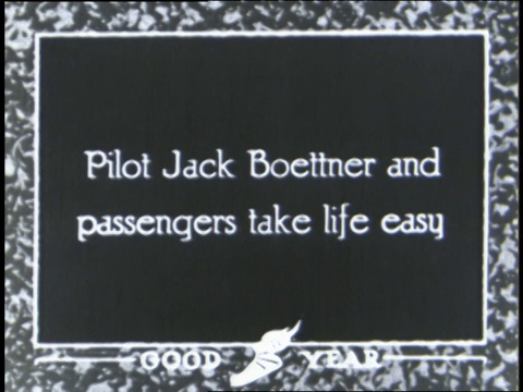 飞艇飞行员杰克·伯特纳和他的乘客在飞行中放松。视频素材