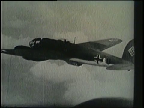 两名英国皇家空军飞行员与一名德国空军成员进行了空战，并在飞机坠入英吉利海峡时击毙了一名飞行员。视频下载