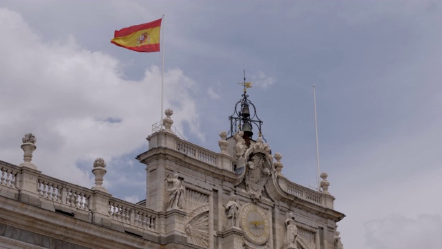 4k西班牙国旗在马德里皇家宫殿顶上迎风飘扬视频下载