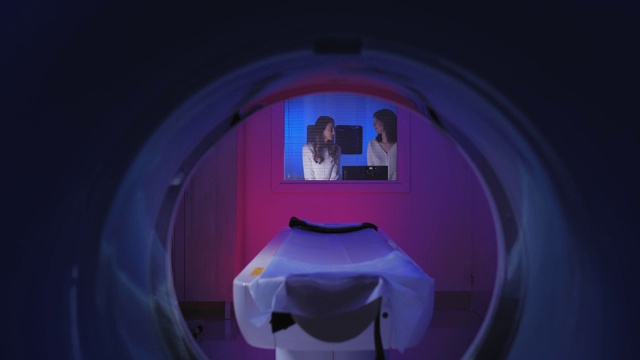 层析x射线摄影机。CT扫描上的病人。从后面透视。视频素材