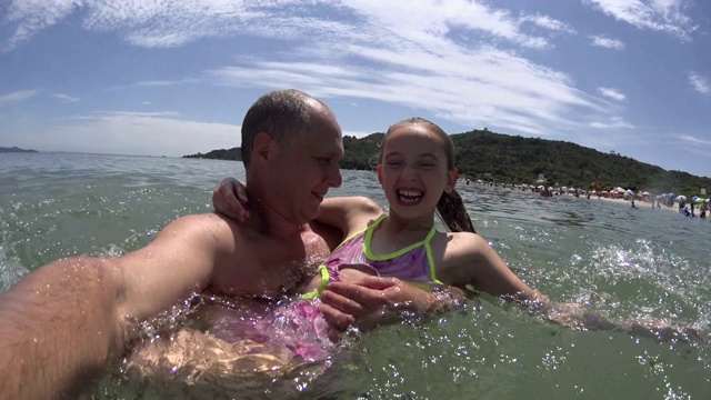女儿-女儿-和父亲一起在海里玩得很开心，4k视频下载