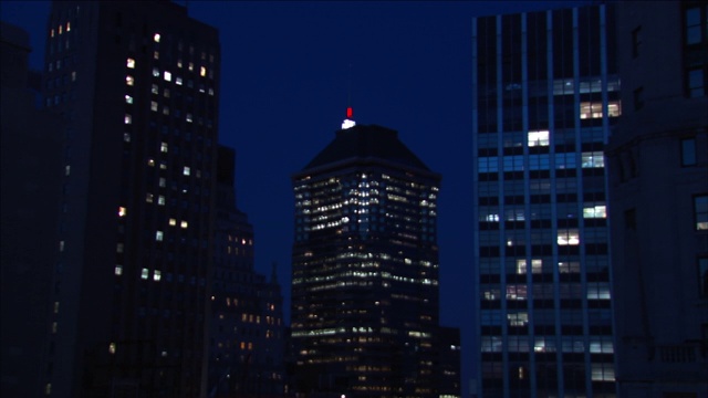 灯光从摩天大楼的窗户里照射出来。视频素材