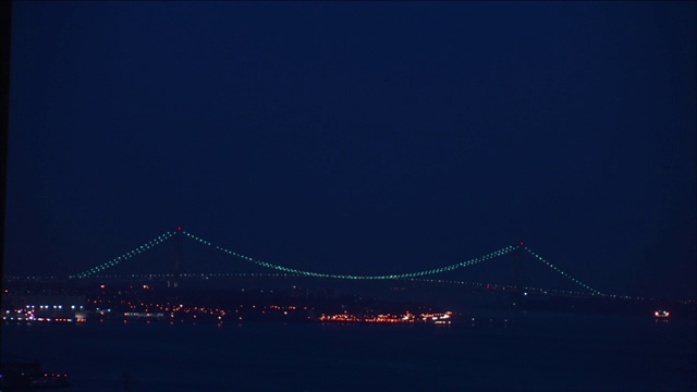 灯光照亮了悬索桥的支撑物。视频素材