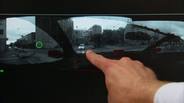 一名科学家在测试中指着一辆研究型汽车的驾驶部件。视频素材