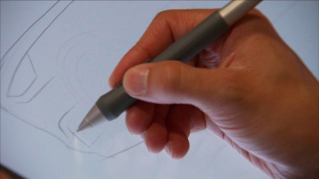 设计师用钢笔用电脑软件画出一辆汽车的草图。视频下载