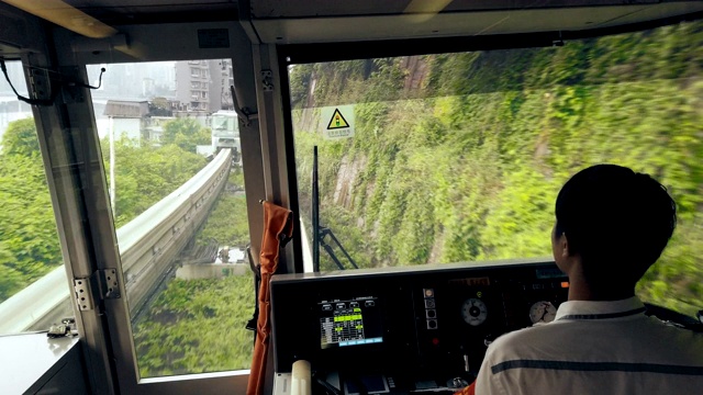 在中国重庆，人们驾驶轻轨。视频素材