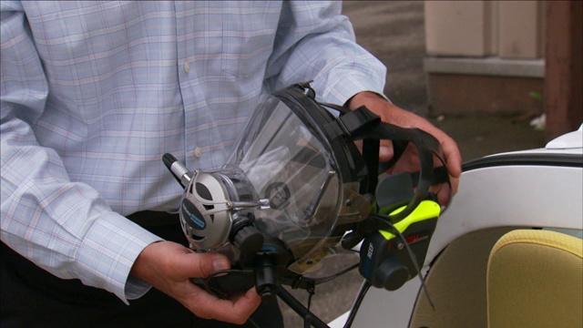 一名专家演示了在Squba汽车内部使用氧气面罩。视频下载
