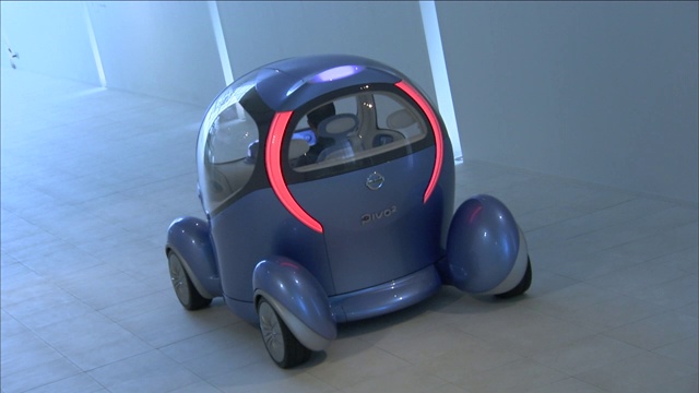 一辆未来派汽车在白色走廊上缓慢行驶。视频素材