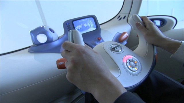 一名驾驶员在一辆未来的汽车中操作控制器。视频素材