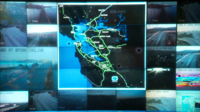 电脑显示器显示地图和各种交通场景。视频下载
