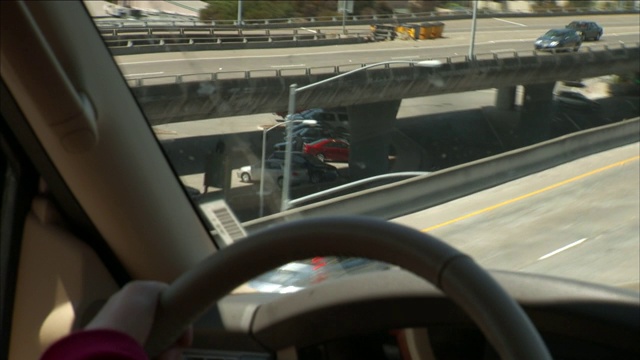 在高速公路上，司机转动方向盘来导航。视频素材
