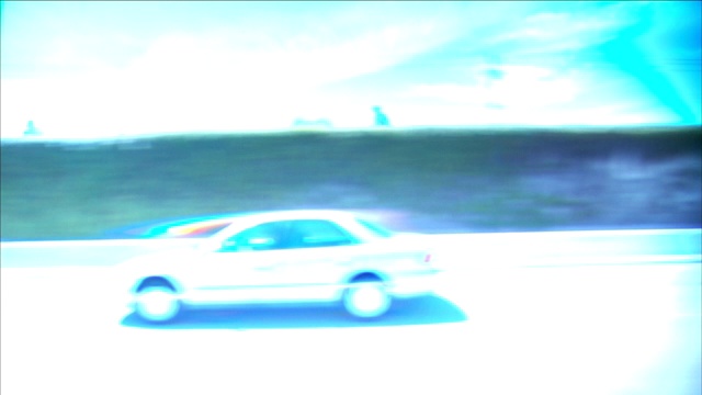 一辆汽车沿着高速公路行驶。视频下载