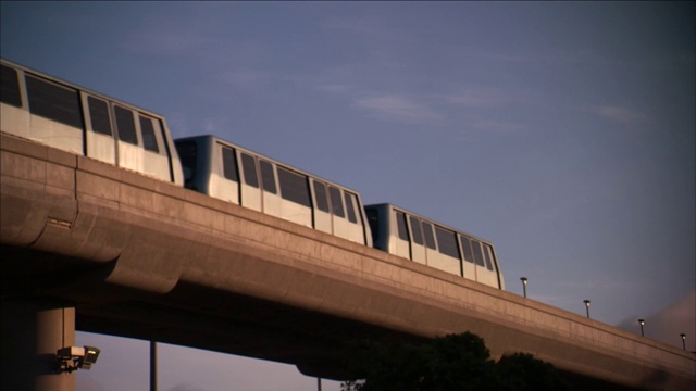 有轨电车穿过天桥。视频素材