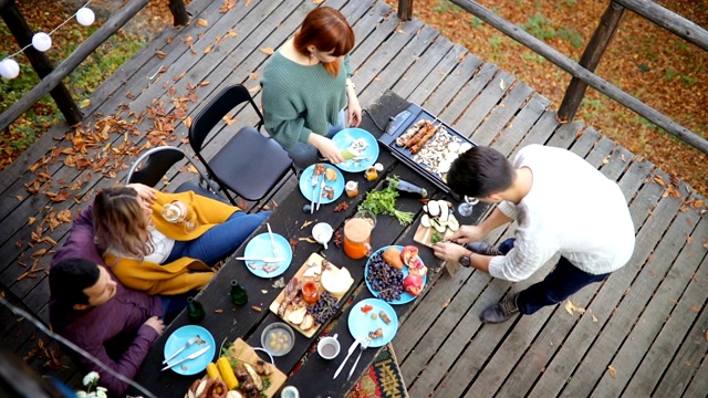 一群朋友准备食物和有乐趣的野餐视频素材