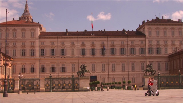 一面意大利国旗在政府大楼顶上飘扬。视频素材