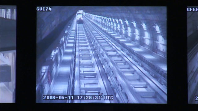电脑显示器显示地铁列车通过隧道。视频素材