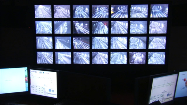 一面墙的监视器显示着地铁内的监控录像。视频下载