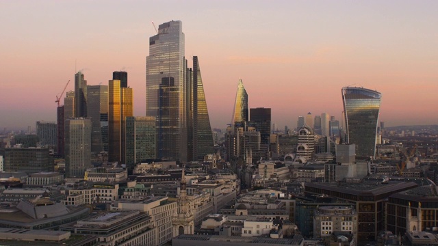 伦敦金融区的高架视图在黄昏。视频素材