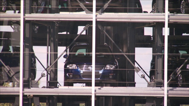 一个机械臂在现代汽车塔内移动。视频下载