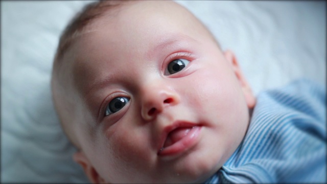 婴儿婴儿特写仰望新生儿的表情视频素材