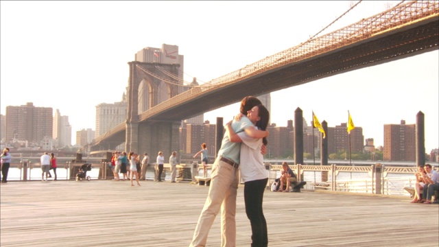 一对情侣在布鲁克林大桥下见面并拥抱。视频素材