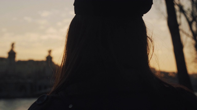 电影后视图快乐美丽的博主女人拍摄埃菲尔铁塔和塞纳河在日落巴黎的慢动作。视频素材