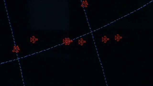 美国联邦航空局的雷达屏幕显示在海洋上空的飞行进度。视频素材