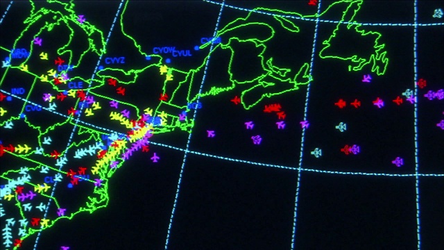 美国联邦航空局的雷达屏幕显示飞机到达和离开纽约机场的位置。视频下载