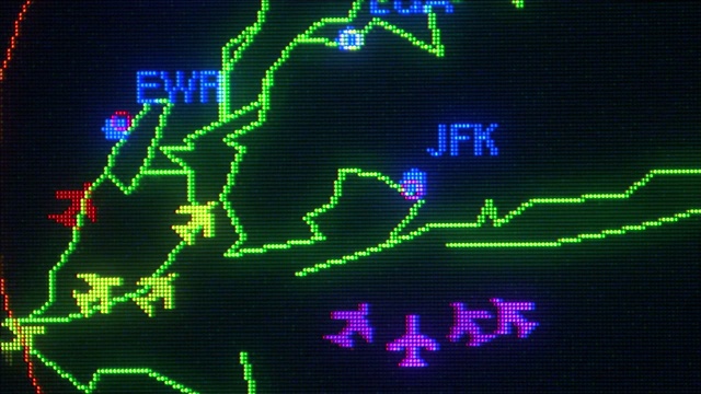 联邦航空局雷达屏幕上的光点代表肯尼迪国际机场周围的空中交通。视频素材
