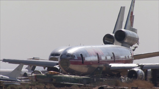 废弃的大型喷气式飞机停在田野里。视频素材