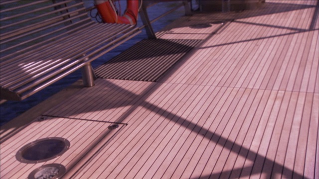 遮篷的阴影横跨船的甲板。视频下载