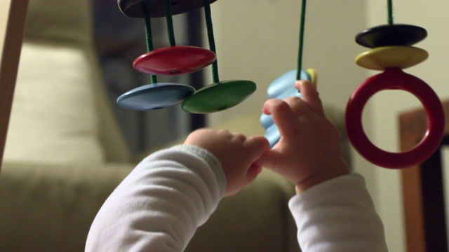 婴儿晚上在室内玩木制玩具视频下载