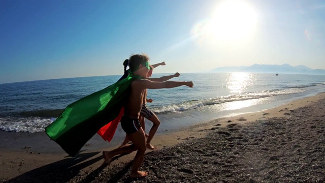 在海滩上玩耍的超级英雄视频素材