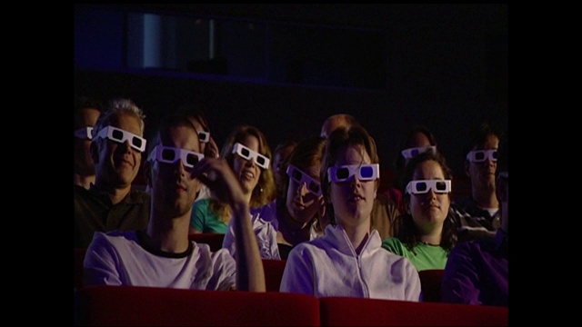 观众要戴上3d眼镜，以获得逼真的视觉体验。视频下载