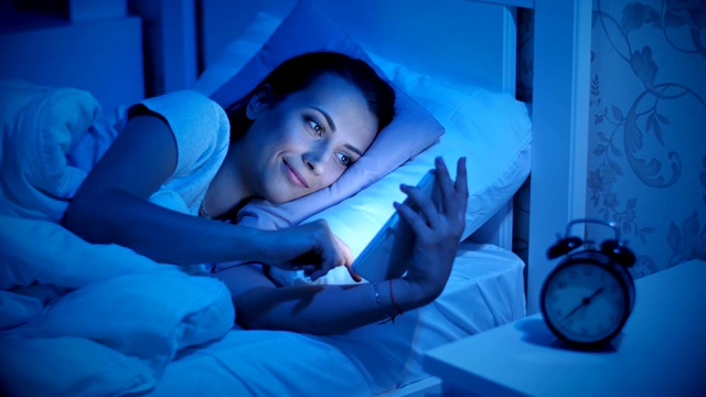 女人在床上用手机视频素材